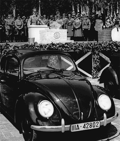 나치 독일 지도자 아돌프 히틀러가 1938년 5월 독일 볼프스부르크 폭스바겐 자동차 공장 개업식에서 연설하고 있다. 볼프스부르크=AP 뉴시스