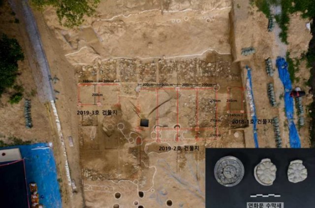 2018-1호, 2019-2·3호 건물지 전경과 초석 사이 발견된 연화문 수막새.(문화재청 제공)© 뉴스1