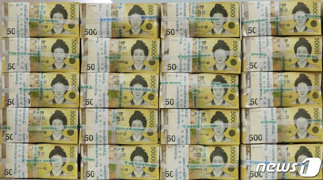 20일 서울 중구 KEB하나은행 위변조대응센터에 오만원권 지폐가 놓여있다. 2019.6.20/뉴스1 © News1