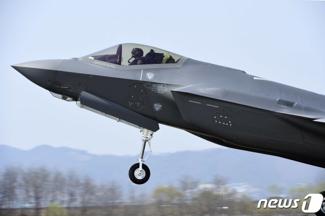 대한민국 공군 최초의 스텔스전투기 F-35A가 29일 오후 공군 청주기지에 착륙하고 있다. F-35A는 전력화 과정을 거쳐 4~5월 실전에 배치될 예정이다. (방위사업청 제공) 2019.3.29/뉴스1