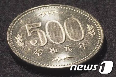 일본의 새 연호인 ‘레이와’(令和)의 원년을 기념하는 500엔짜리 동전 <출처=NHK> © 뉴스1