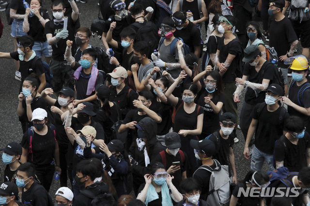손우산 펴는 홍콩 시위대. 뉴시스