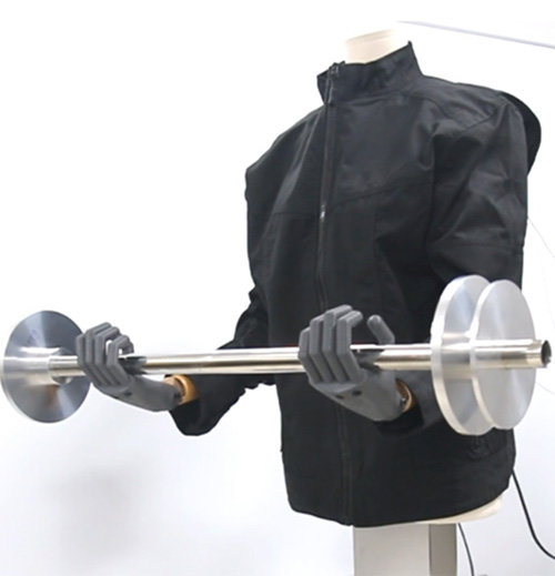 의복형 근력 보조로봇으로 마네킹이 역기를 들고 있다. 한국기계연구원 제공