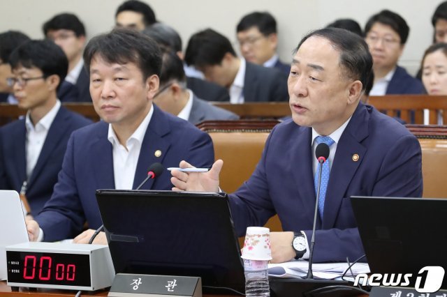 홍남기 경제부총리 겸 기획재정부 장관(오른쪽)이 12일 오전 서울 여의도 국회에서 열린 기획재정위원회 전체회의에서 의원들의 질의에 답하고 있다. © News1