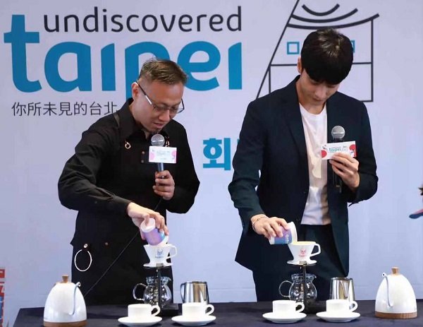 국제 대회 우승 경력의 대만 커피 명인 린둥위안(林東源) 씨가 배우 성훈과 함께 특제 커피제조 시범을 보이고 있다.  타이베이시 제공.