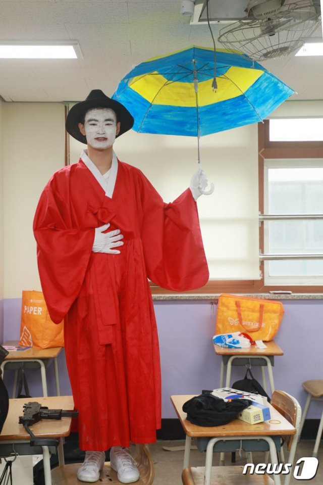 12일 경기도 의정부고등학교에서 3학년 학생들이 다양한 모습으로 분장을 한 채 졸업 사진 촬영을 하고 있다.
(경기도교육청 제공)