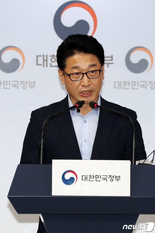 이호현 산업통상자원부 무역정책관이 12일 오후 서울 종로구 정부서울청사에서 한·일 양자실무협의 결과발표를 하고 있다. 2019.7.12/뉴스1 © News1