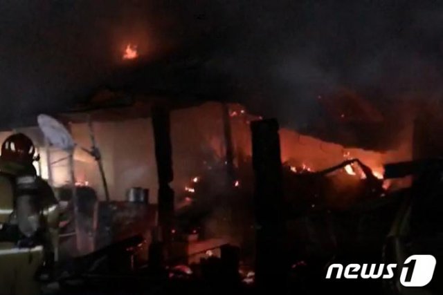 12일 오후 8시40분쯤 경북 봉화군 상운면 영화 워낭소리 촬영지에서 불이 나 소방대원들이 진화에 나서고 있다.(경북소방본부 제공) © 뉴스1