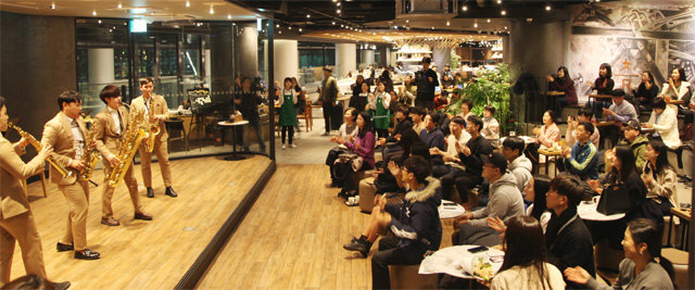 지난해 말 서울 종로구 스타벅스 더종로점에서 색소폰 연주단이 공연을
하는 모습. 더종로점에선 매월 1회 고객 대상 문화 공연을 열고 있다. 스타벅스커피코리아 제공