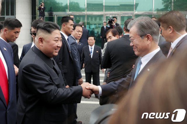 문재인 대통령과 도널드 트럼프 미국 대통령이 30일 오후 판문점에서 김정은 북한 국무위원장을 만나 대화나누고 있다.(청와대 제공)
