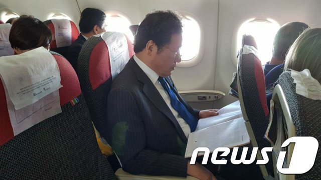 이낙연 총리가 지난해 3월 브라질 상파울루에서 브라질리아로 향하는 비행기에서 서류를 보고 있다.(총리실 양재원씨 페이스북)