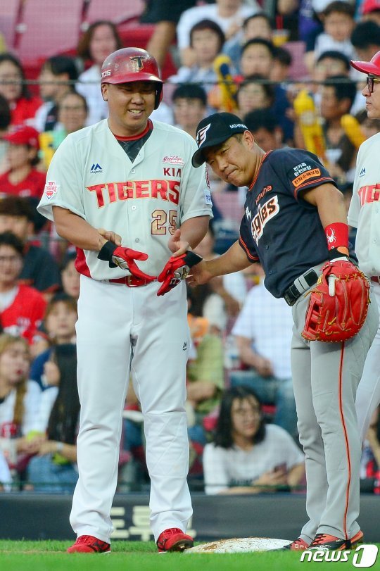 13일 오후 광주 북구 광주-기아챔피언스필드에서 프로야구 ‘2019 신한은행 MY CAR KBO 리그’ 한화 이글스와 KIA 타이거즈 경기 2회말 무사 1루 상황 한화 정근우가 KIA 이범호의 엉덩이를 툭 치고 있다. 2019.7.13/뉴스1 © News1