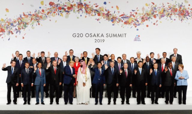 문재인 대통령(앞줄 오른쪽에서 세 번째)이 6월 28일 일본 오사카 G20 정상회담 공식 환영식에서 각국 정상들과 기념촬영을 하고 있다. 도널드 트럼프 미국 대통령(앞줄 왼쪽에서 다섯 번째), 아베 신조 일본 총리(앞줄 왼쪽에서 일곱 번째), 블라디미르 푸틴 러시아 대통령(앞줄 왼쪽에서 아홉 번째), 시진핑 중국 국가주석(앞줄 왼쪽에서 열 번째) 등도 보인다. [오사카=AP 뉴시스]
