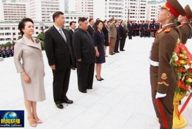 김일성과 김정일의 미라가 있는 금수산태양궁전을 참배하는 시진핑 중국 국가주석(왼쪽에서 두 번째). 북한은 시진핑을 활용해 격을 높인 후 미국과 정상회담에 응했다. [뉴시스]
