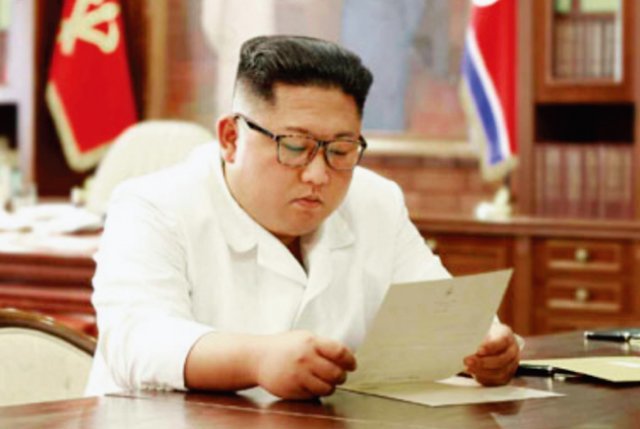 도널드 트럼프 미국 대통령이 보낸 친서를 보는 김정은 북한 국무위원장. ‘하노이 실패’를 거울 삼아 북한은 친서외교를 펼쳐 다시 기회를 잡고 있다. [뉴시스]