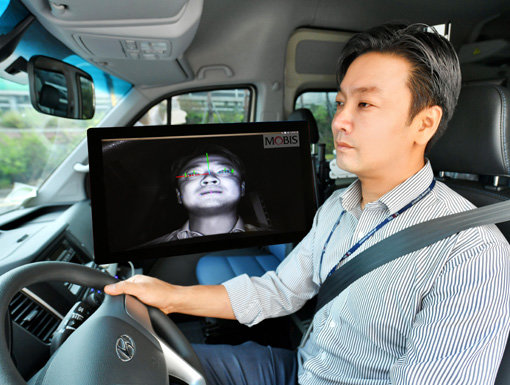현대모비스 연구원이 운전자 동공추적과 안면인식이 가능한 ‘운전자 부주의 경보시스템’을 상용차에 적용해 시험하고 있다. 사진제공｜현대모비스