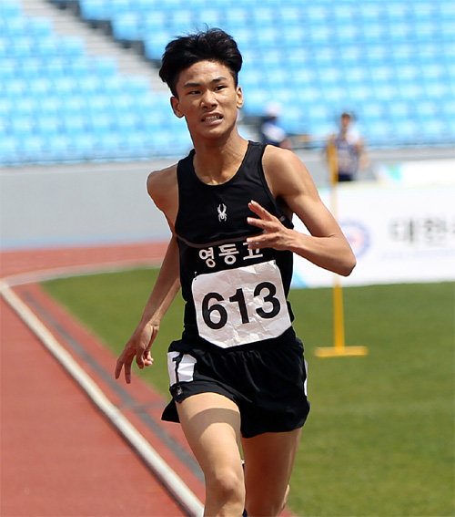 13일 일본 2019 호쿠렌 디스턴스챌린지 남자 1500m에서 3분44초18의 고교 신기록을 세운 이재웅. 사진은 국내 대회에서 질주하고 있는 모습. 대한육상경기연맹 제공
