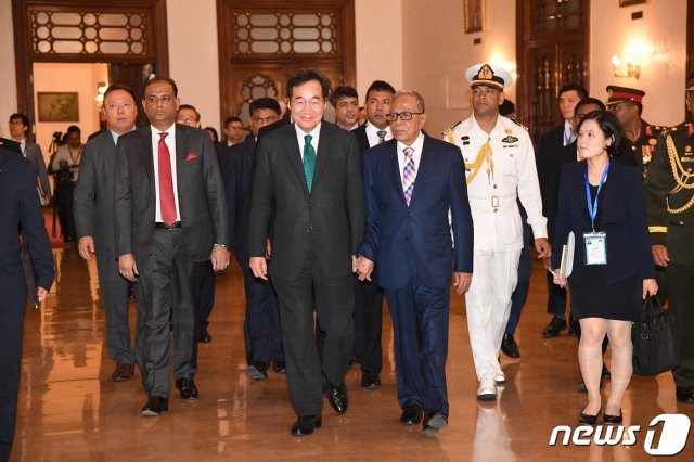 이낙연 총리가 방글라데시 수도 다카의 대통령 궁에서 모하마드 압둘 하미드 대통령과 함께 이동하고 있다.