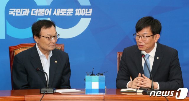 이해찬 더불어민주당 대표와 김상조 청와대 정책실장. © News1