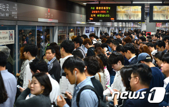 서울 지하철 9호선 가양역 승강장 출근길 © News1