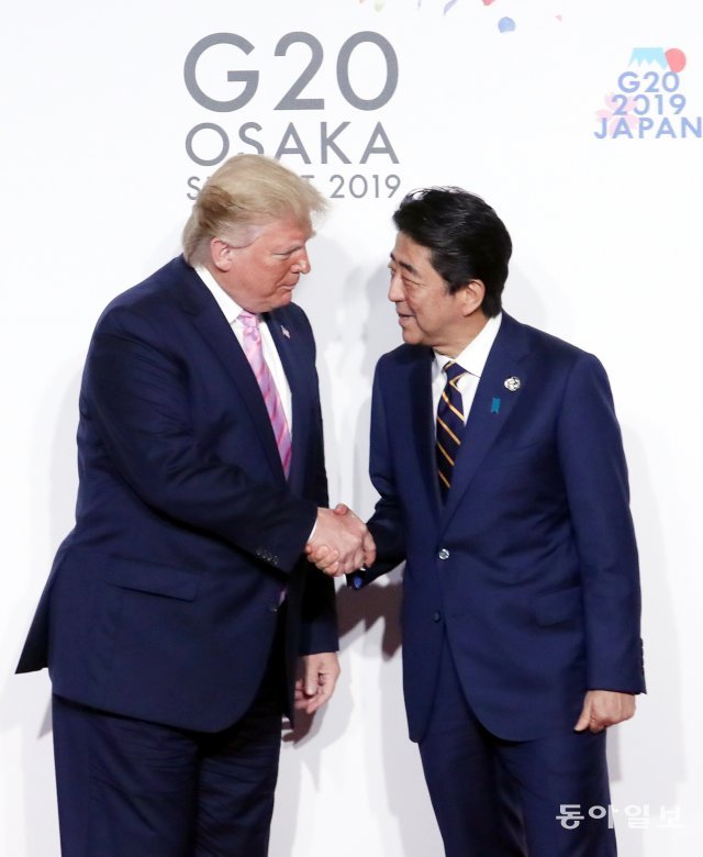 트럼프 미국 대통령이 지난달 28일 오전 인텍스 오사카에서 열린 G20 정상회의 공식환영식에서 의장국인 일본 아베 신조 총리와 인사하고 있다. 청와대사진기자단 동아일보 DB