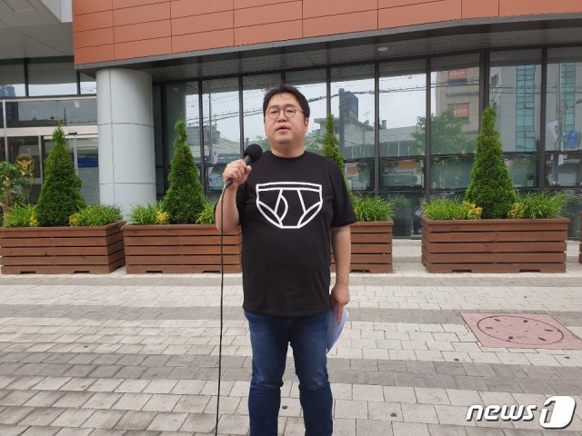 김용민 평화나무 이사장이 15일 서울 광진경찰서 앞에서 입장을 발표하고 있다. 2019.7.15/© 뉴스1