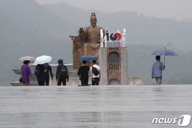 비가 내린 18일 오후 서울 광화문광장에서 우산을 쓴 시민들이 발걸음을 재촉하고 있다.2019.6.18/뉴스1 © News1