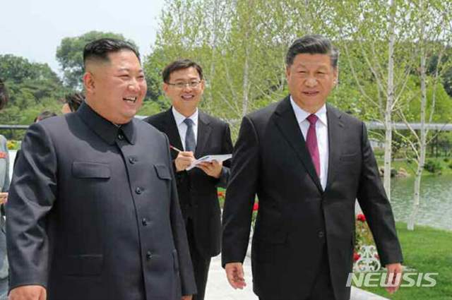 금수산 영빈관 산책하는 김정은과 시진핑. 출처 뉴시스