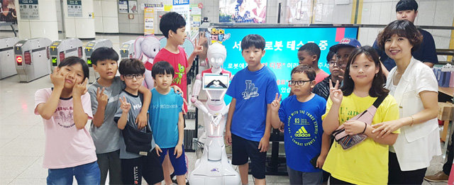 대전지하철 정부청사역을 찾은 어린이들이 안내로봇 ‘디봇’과 기념촬영을 하고 있다. 대전도시철도공사 제공