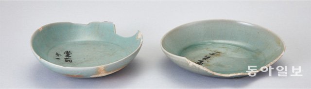 1914년 전남 강진 청자요지 첫 발굴조사에서 출토된 청자 접시. 출토지인 ‘당전리 제1요’를 그릇 내면에 크게 적어 놓았다. 정승호 기자 shjung@donga.com
