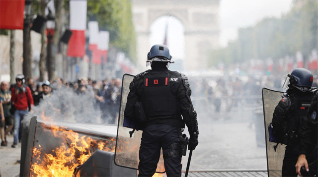 14일 프랑스 대혁명 기념일 행사장에서 경찰과 대치를 벌이는 노란조끼 시위대. 파리=AP 뉴시스