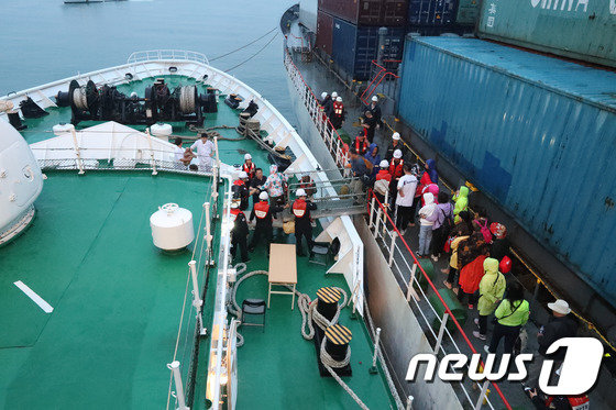 16일 0시 55분쯤 인천시 옹진군 자월도 인근 해상에서 여객선 A호(1만2304톤) 기관실에서 화재가 발생했다.승객들이 이송중이다. (인천해경제공).뉴스1