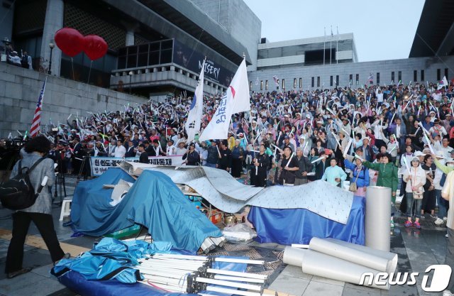 우리공화당 당원과 지지자들이 16일 오전 서울 세종문화회관 앞 계단에서 광화문광장에 설치됐던 천막을 자진 철거 후 구호를 외치고 있다. 2019.7.16/뉴스1 © News1