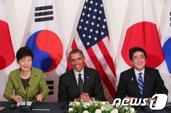 박근혜 대통령, 버락 오바마 미국 대통령, 아베 신조 일본 총리가 25일 오후(현지시각) 네덜란드 헤이그 미대사관저에서 한미일 정상회담을 하고 있다. (청와대) 2014.3.26/뉴스1
