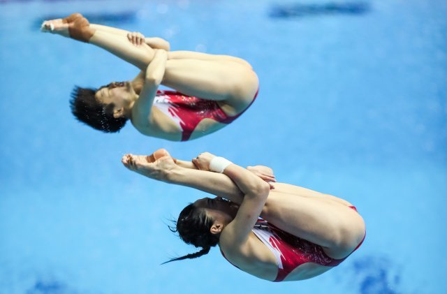 15일 열린 2019 광주세계수영선수권대회 여자 3m 스프링보드 싱크로나이즈드에서 중국에 7번째 금메달을 한긴 스팅마오(위)-왕한 조. 광주=신화 뉴시스