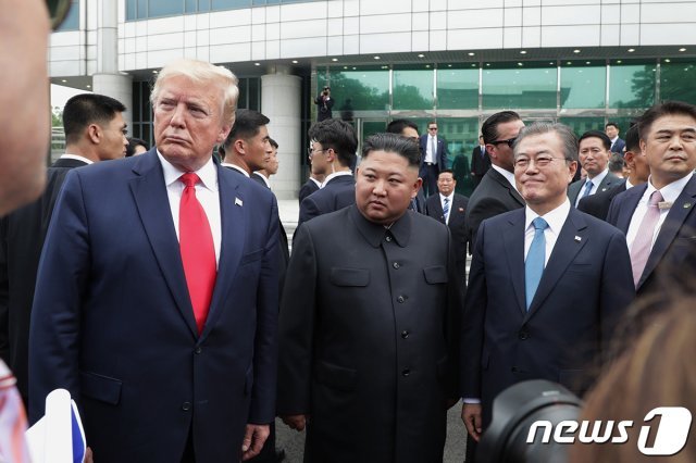 문재인 대통령과 도널드 트럼프 미국 대통령이 30일 오후 판문점에서 김정은 북한 국무위원장을 만나 대화를 나누고 있다.(청와대 제공) 2019.6.30/뉴스1
