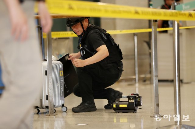 인천공항 폭발물처리반원이 폭발물 스캔을 끝내고 있다.