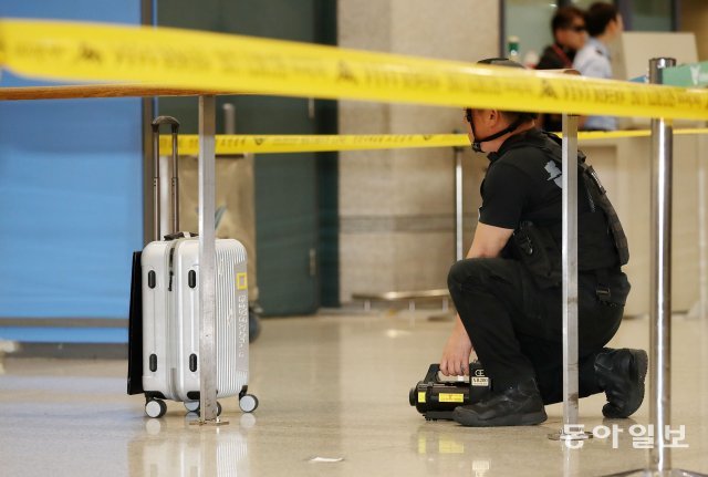인천공항 폭발물처리반이 특수장비로 폭발물 검사를 하고 있다.