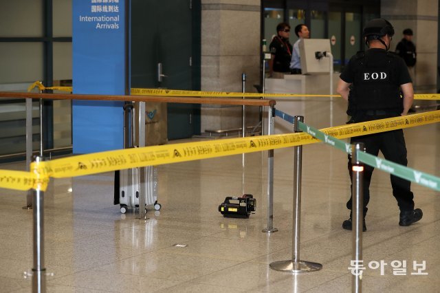 인천공항 폭발물처리반원이 폭발물로 의심되는 가운데 주변이 통제되고 있다.