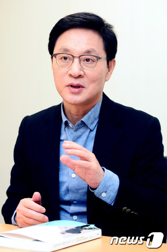 정두언 전 새누리당(현 자유한국당) 의원이 6일 서울 종로구 공편동 뉴스1에서 인터뷰를 하고 있다.2017.3.6/뉴스1