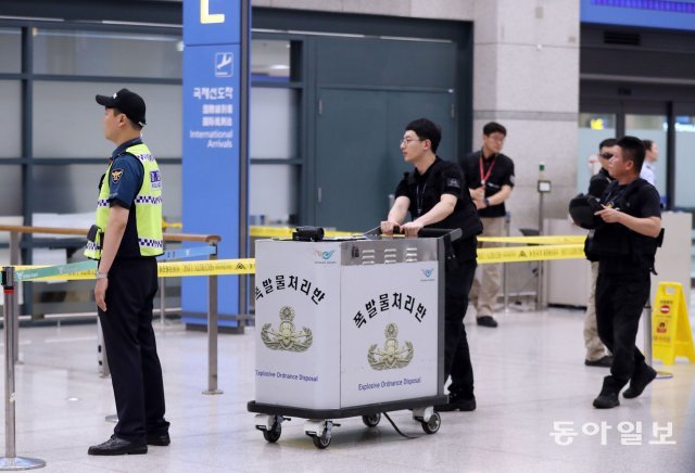 폭발물처리반원이 이동형 냉장카트와 비슷하게 생긴 카트를 몰고 E게이트에 도착하자 ‘인천국제공항 보안통제’라고 적힌노란색 테이프로 주변이 통제됐다.