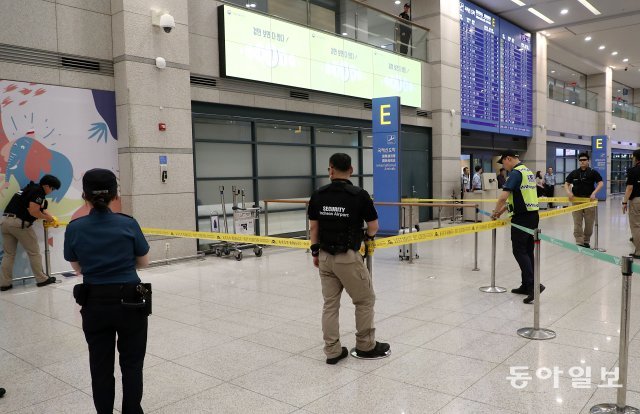 폭발물처리반원이 이동형 냉장카트와 비슷하게 생긴 카트를 몰고 E게이트에 도착하자 ‘인천국제공항 보안통제’라고 적힌노란색 테이프로 주변이 통제됐다.