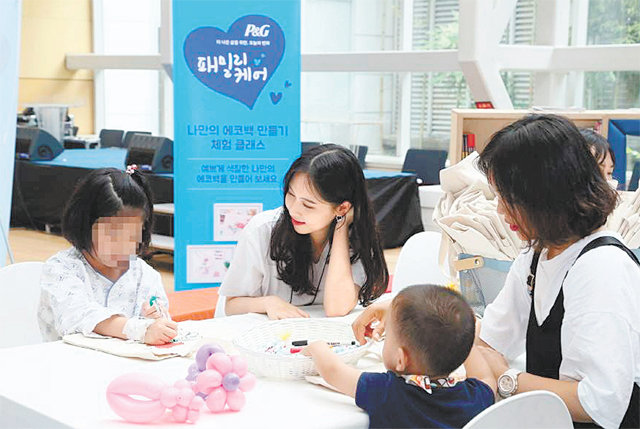 어린이 환자와 함께 ‘에코백 만들기’ 한국P&G 직원들이 서울 동작구 신대방동에 위치한 보라매병원에서 어린이 환자들과 즐거운 시간을 갖고 있다. 한국P&G 제공