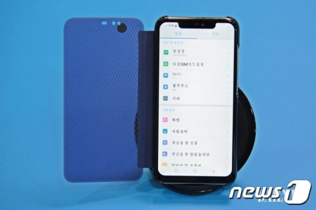 북한의 최신형 스마트폰인 ‘평양 2425’. (데일리NK) © 뉴스1