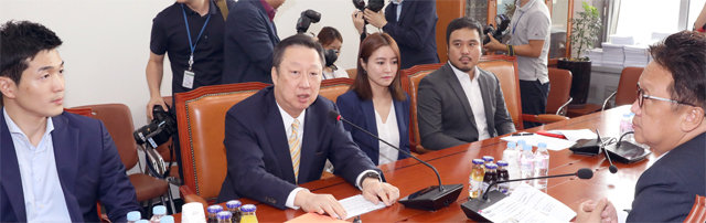 박용만 대한상공회의소 회장(왼쪽에서 두 번째)이 16일 서울 여의도 국회에서 더불어민주당 민병두 의원(국회 정무위원장·오른쪽)을 만나 국내 스타트업에 대한 적극적인 지원을 요청했다. 뉴시스