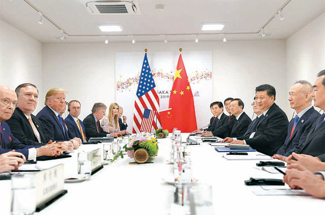 지난달 29일 일본 오사카에서 열린 미중 정상회담. 이 자리에서 도널드 트럼프 미국 대통령(왼쪽에서 세 번째)과 시진핑 중국 국가주석(오른쪽에서 세 번째)은 ‘무역전쟁 휴전’에 합의했지만 양국의 갈등은 여전히 진행 중이라는 평가가 나온다. AP 뉴시스