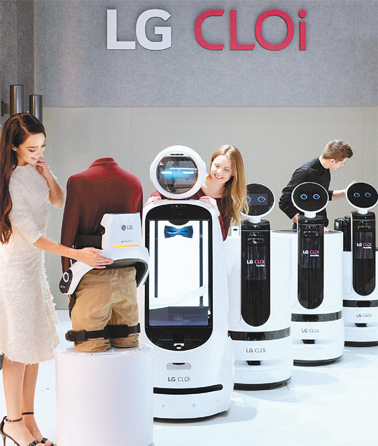 올해 1월 미국 라스베이거스에서 열린 국제가전전시회 ‘CES 2019’에서 LG전자가 수트봇, 클린봇, 서브봇 등 다양한 형태의 ‘LG클로이’ 브랜드 제품을 선보이고 있다. LG전자 제공