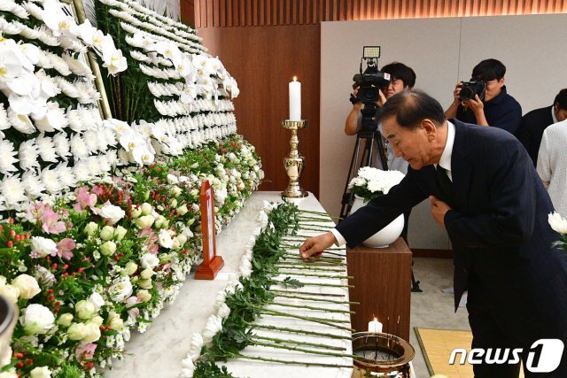 이재오 전 의원이 17일 서울 신촌 세브란스 병원 장례식장에 마련된 故 정두언 전 의원의 빈소를 찾아 조문하고 있다. 2019.7.17/뉴스1 © News1