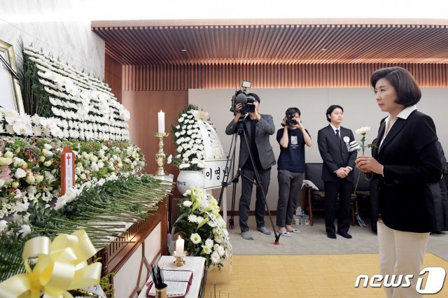 나경원 자유한국당 원내대표가 17일 오후 서울 서대문구 신촌세브란스병원에 차려진 고(故) 정두언 전 의원의 빈소를 찾아 조문하고 있다. 2019.7.17/뉴스1 © News1