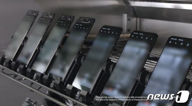 삼성전자가 공개한 갤럭시A80 로테이션 테스트 영상(삼성 뉴스룸 유튜브 갈무리) © 뉴스1